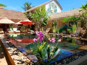 retraite_yoga_cambodge_novembre_2019_piscine_fleurs