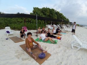 retraite_yoga_maldives_avril_2020_groupe_plage
